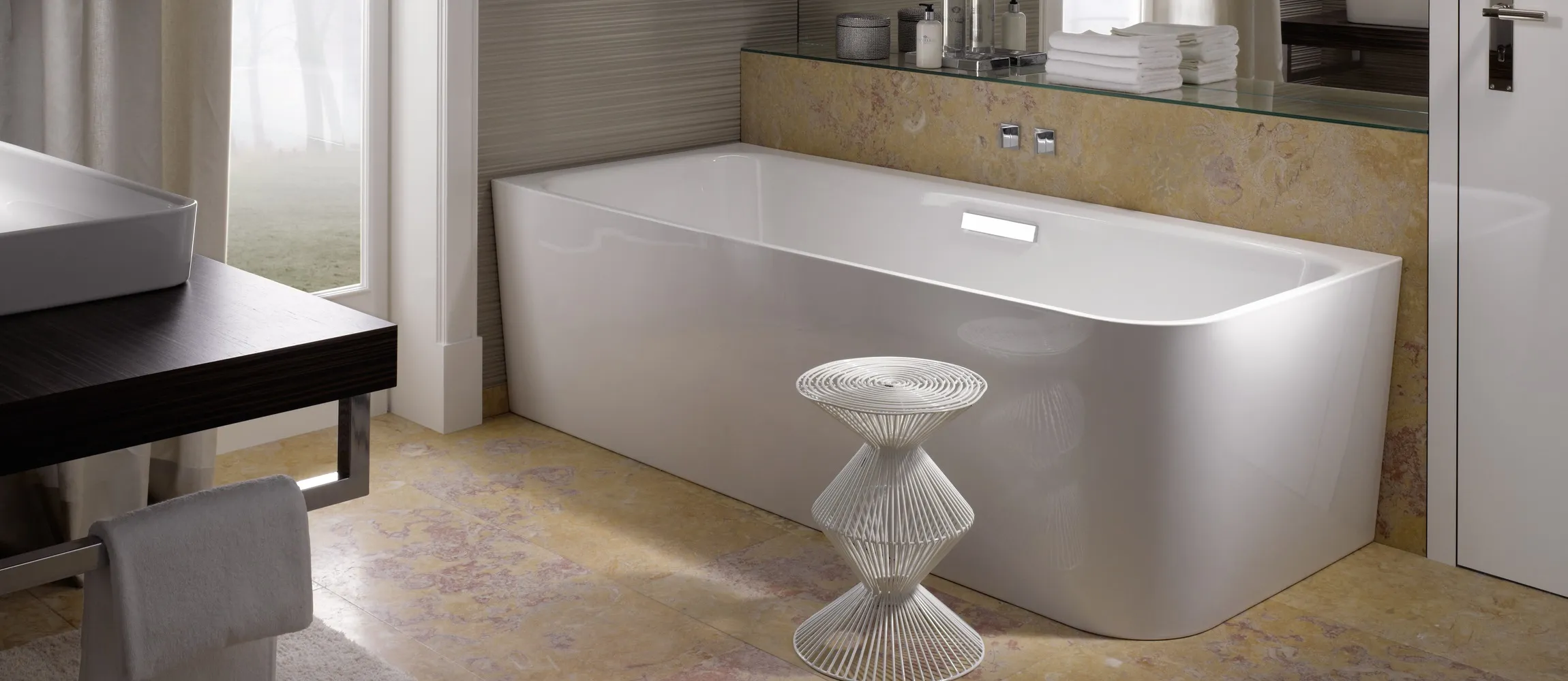 Badewanne BetteArt IV in Weiß auf Naturstein