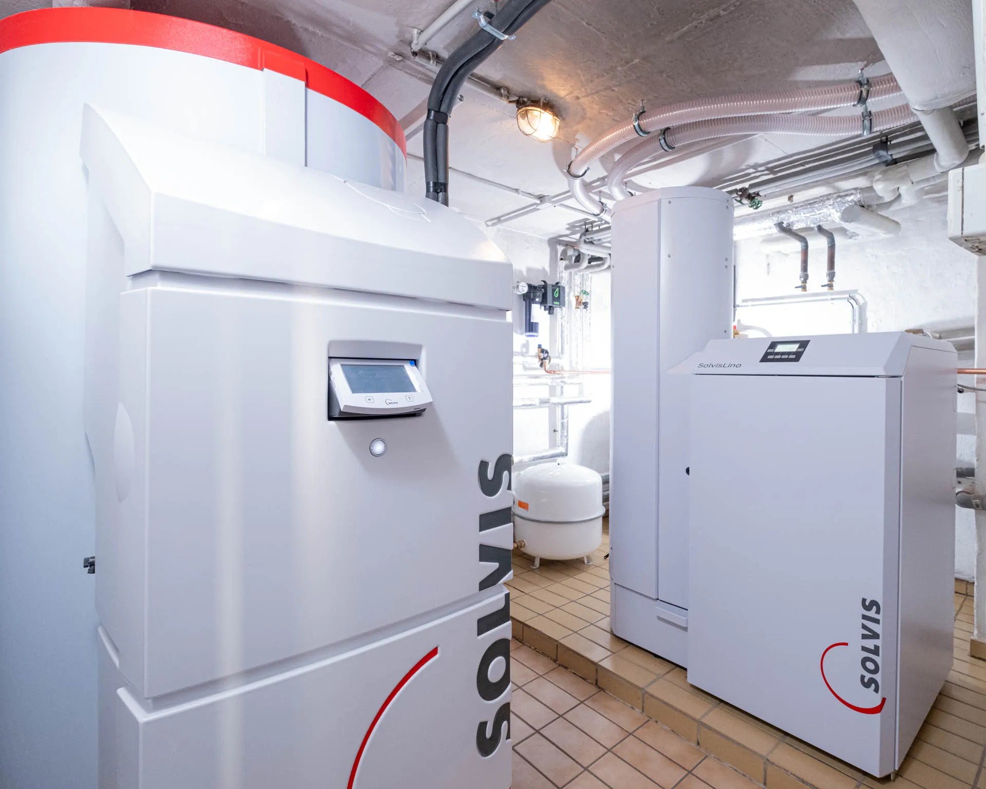 Neue Heiztechnik von Solvis mit Wärmespeicher und digitaler Steuerung im Keller.
