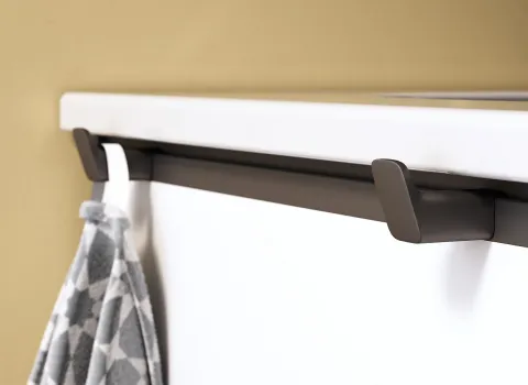 Handtuchhalter am Waschtisch dank Haken-Accessoires der Serie vry von burgbad.