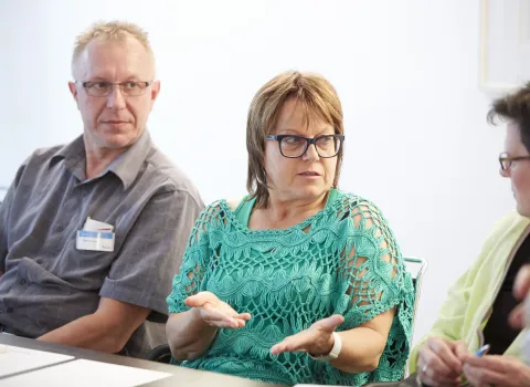 Teilnehmer und Teilnehmerin eines Workshops von bad & heizung zum Thema Bad.