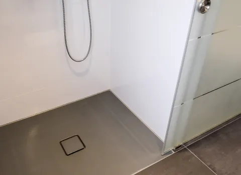 Detailaufnahme einer Duschwanne von Kaldewei im Referenzbad von Lodewick.