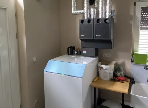 Moderner Heizkessel von Weishaupt mit angeschlossener Heiztechnik im Kellerraum.