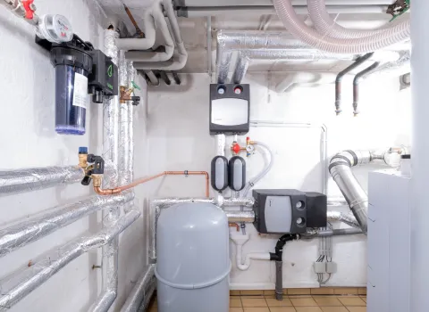Heizungsinstallation mit gedämmten Rohrleitungen, Ausdehnungsgefäß und Speichersystem.