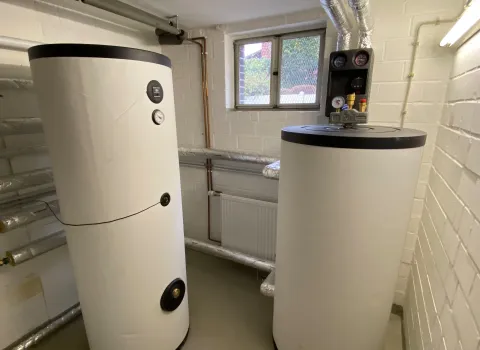 Heizungsraum mit Pufferspeicher und Warmwasserspeicher einer modernen Heizungsanlage.