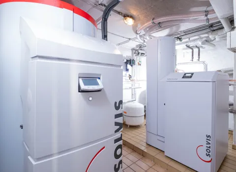 Neue Heiztechnik von Solvis mit Wärmespeicher und digitaler Steuerung im Keller.