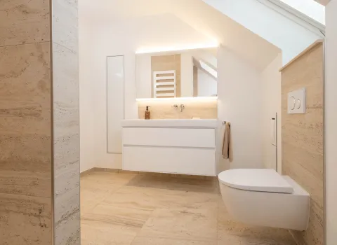 Kleines modernes Dachbad mit Travertin-Boden und minimalistischem Waschtisch.