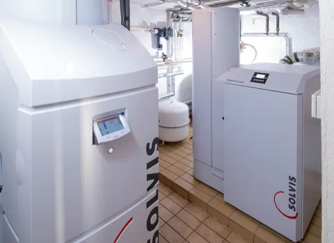 Moderne SolvisLino-Heizungsanlage im sanierten Heizraum mit Pufferspeicher.