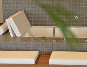 Moderne Badewanne mit Mosaikfliesen, Holzbank und weißen Sitzkissen in stilvollem Badezimmer.