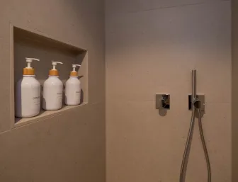 Detailaufnahme einer bodengleichen Dusche mit linearer Duschrinne.