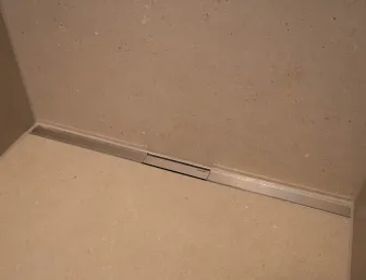 Edelstahl-Duschrinne als moderner Bodenablauf in der Dusche.