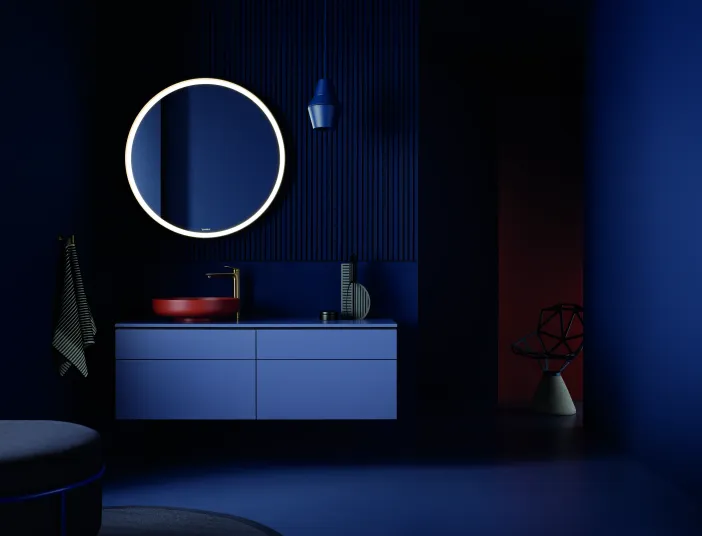 Waschtisch und Leuchtspiegel der Kollektion Duravit Vitrium bei Nacht.