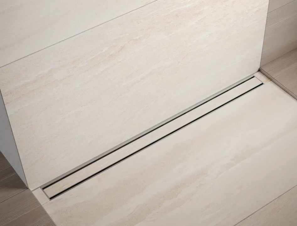 Die Ablaufrinne TECEdrainline Evo in einer bodenebenen Dusche.